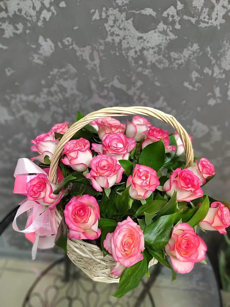 Цветочная композиция из Розы в корзине в Алексеевке Белгородской области