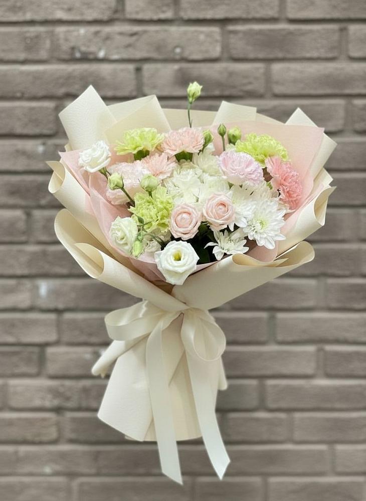 Букет цветов из: Гвоздики, Розы, Лизиантусы и Хризантемы в Алексеевке Белгородской области