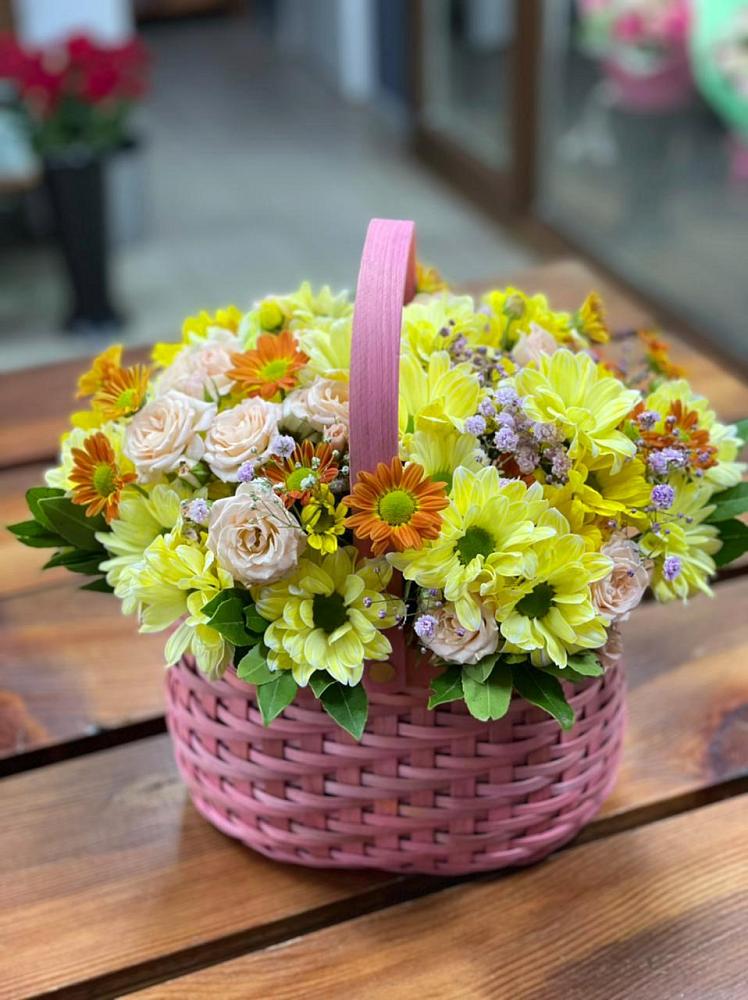 Цветочная композиция из Хризантемы и Розы в корзине в Алексеевке Белгородской области