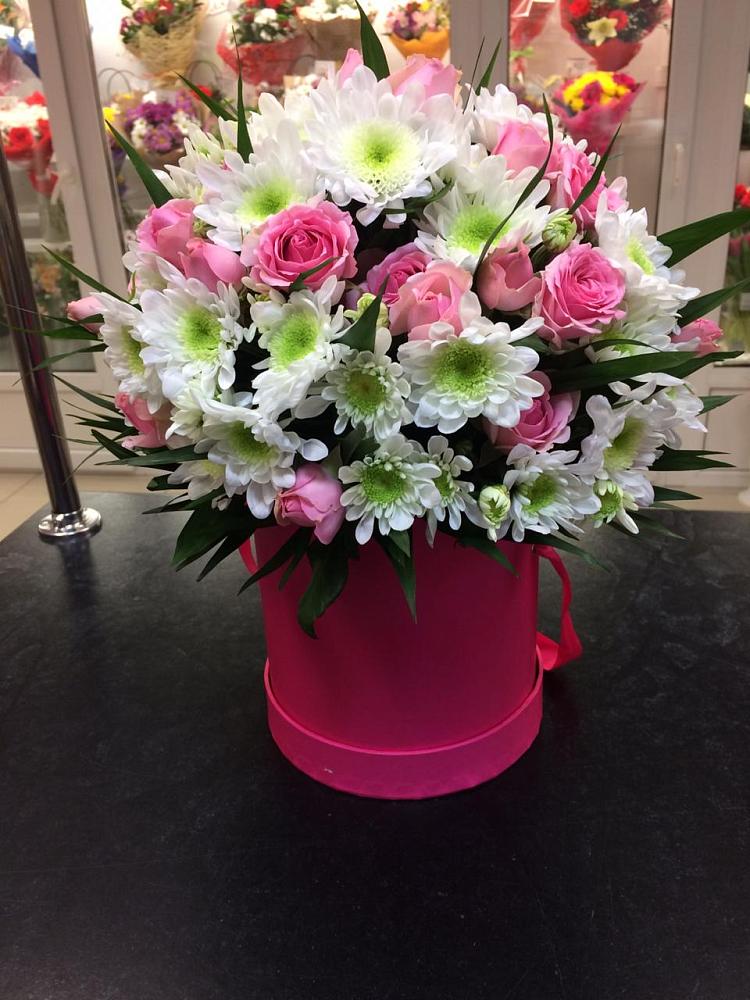 Цветочная композиция из Розы и Хризантемы в шляпной коробке в Алексеевке Белгородской области