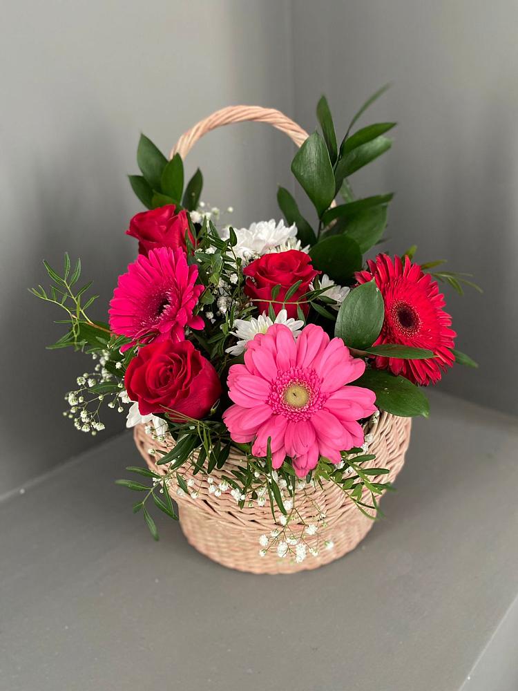 Цветочная композиция из Розы, Хризантемы и Герберы в корзине в Алексеевке Белгородской области